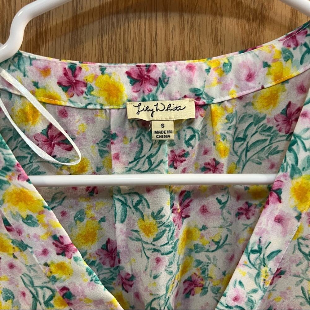 NEW Lily White Ruffle Cap Sleeve Floral V-Neck Top Women's Size Small Spring - Picture 4 of 8